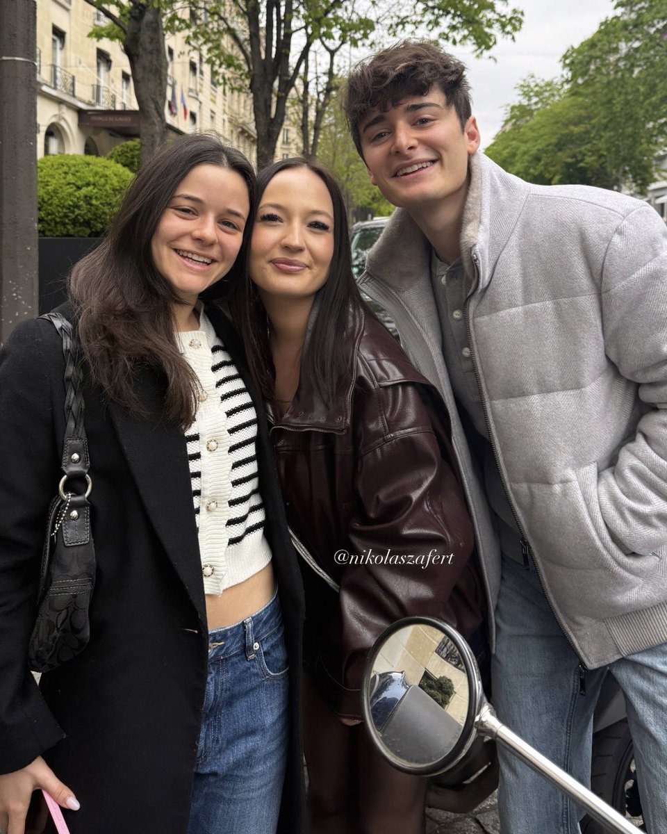 AngelInTheRightSideUp tweet media