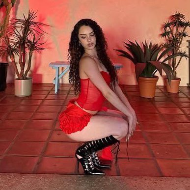 tropiforteza's tweet image. eu quando faço a daniela sentada na minha unha #ref