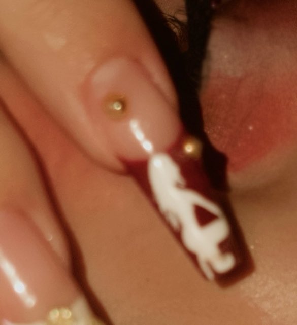 tropiforteza's tweet image. eu quando faço a daniela sentada na minha unha #ref