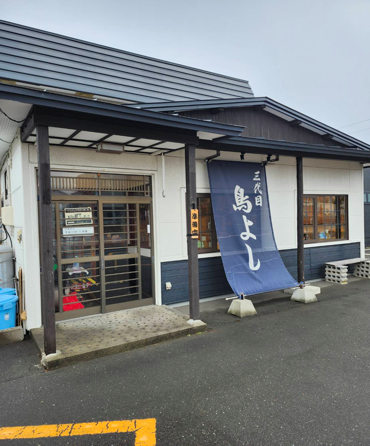 toriyo104's tweet photo. こんにちは！鳥よしです！
さて、早いもので３月も終わろうとしています。2026年も¼が終了です！今月は味噌カレーラーメンのデビューという大きな転換点を迎えまして、多数の御客様から好評の声を頂いております。
来月も従業員一同、誠心誠意頑張って参りますので宜しくお願い致します。 https://t.co/BvEgpkLJdS