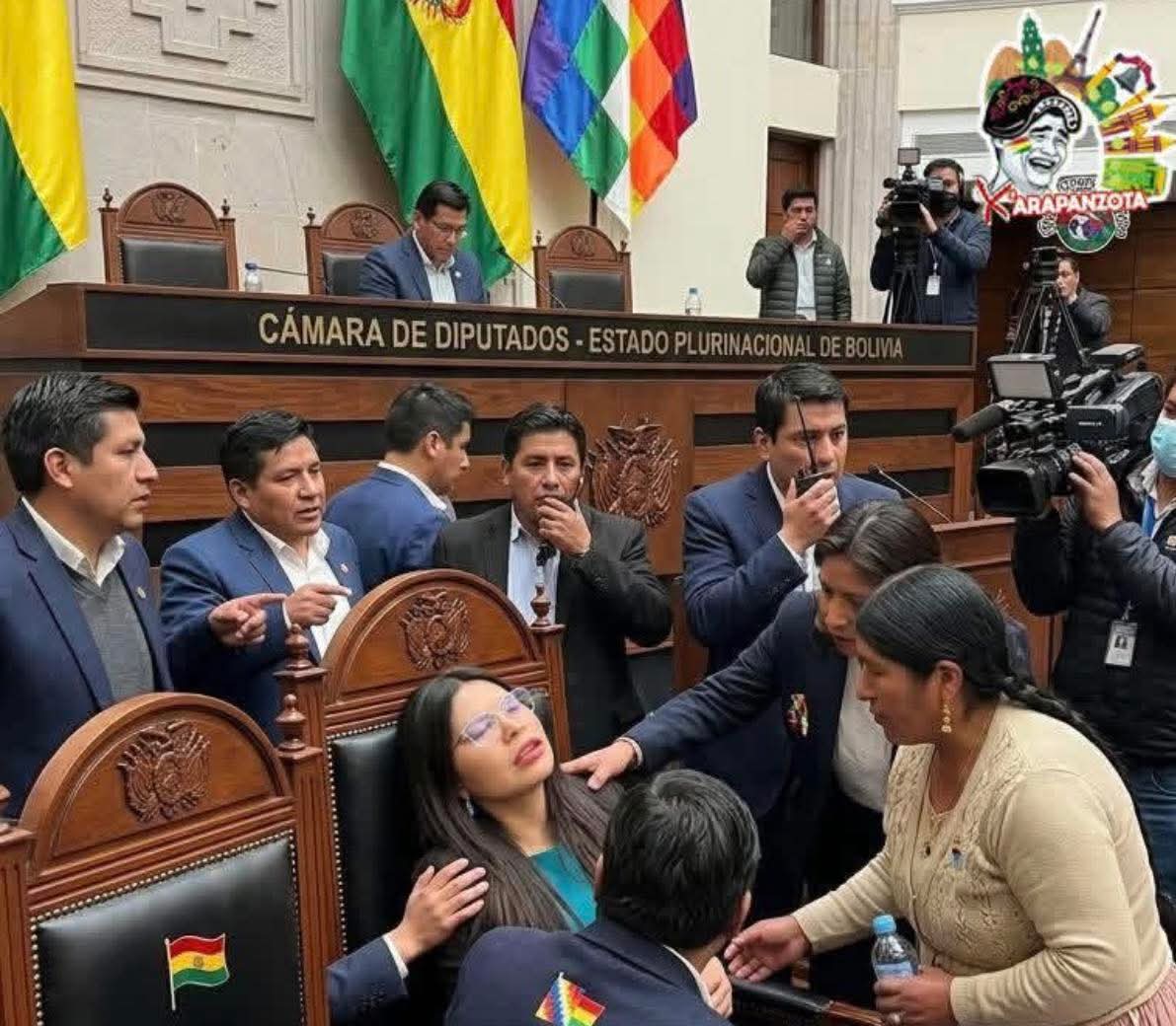 Jorgitorobles7's tweet image. Es realmente repugnante el teatro de la esposa del #Vicepresidente #Lara 
Hasta cuando vamos a seguir manteniendo a estos  zánganos que viven de nuestros #Impuestos.
#PolíticosDeMierda