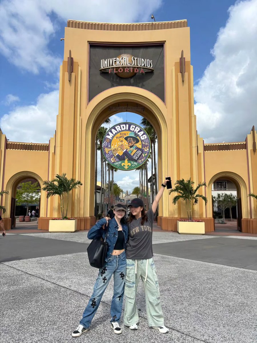 ディズニーに行ったナヨン・モモ・サナ・ツウィとユニバに行った