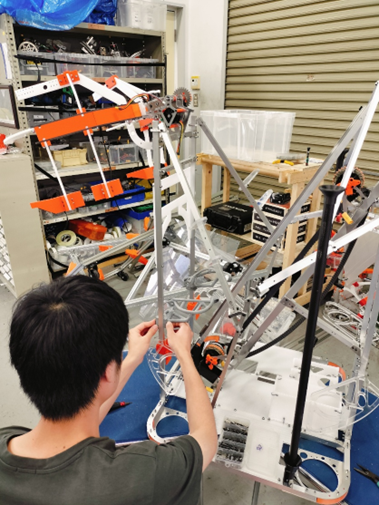 UTRoboTech's tweet photo. 【機械屋の紹介】
機械屋はロボット機体の設計と加工を担当します。
機械屋の魅力はなんといってもロボットの根幹を作り上げることができる点です！
ロボットを無から創造する、欠かすことのできない役割を担っています！
#東大 #RoboTech #春から東大 #東大オリ2026 https://t.co/0mlRnP1HSD