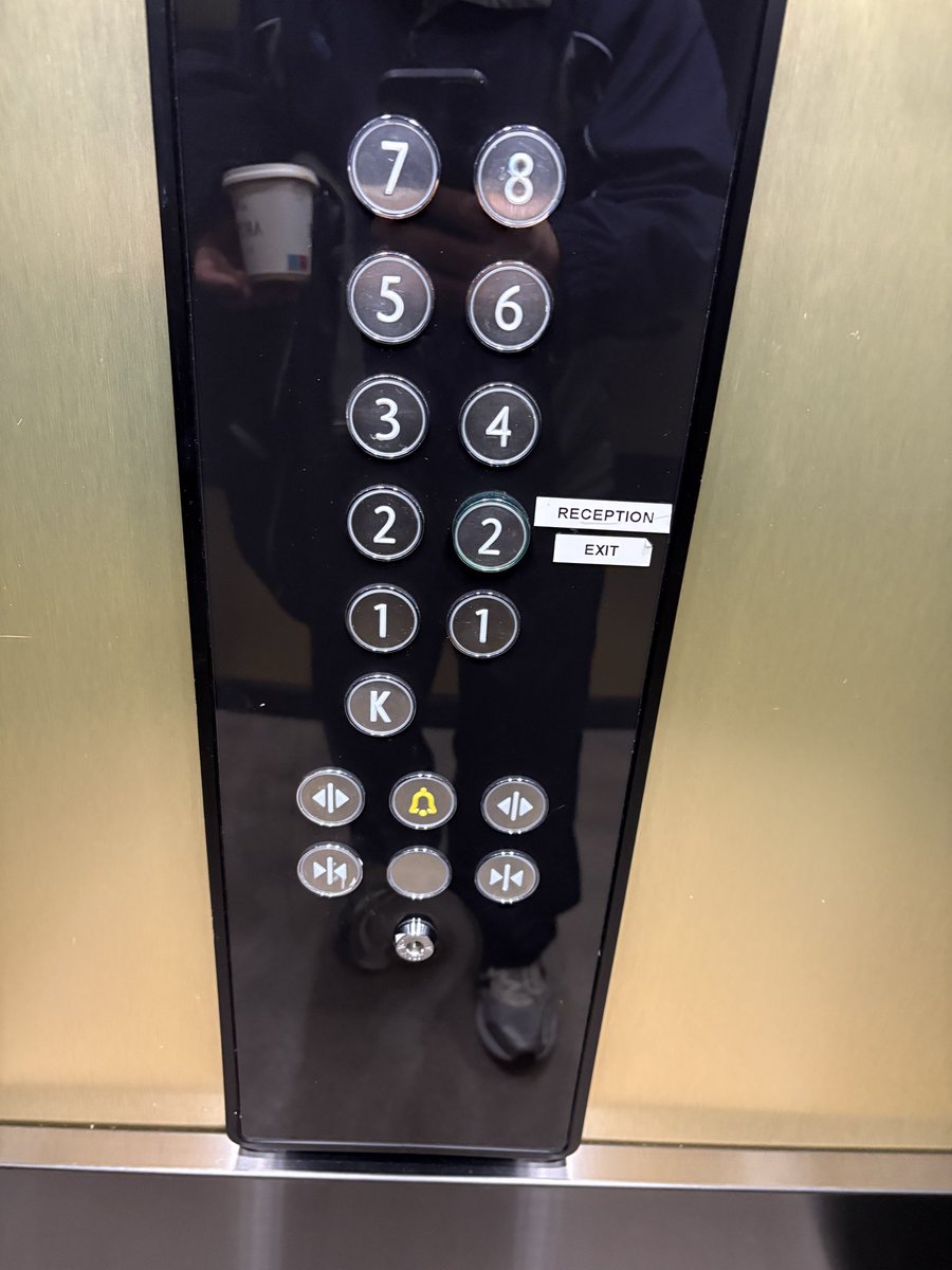 Image for the Tweet beginning: 【フィンランドのトリビア③】
泊まったホテルのエレベーター、行き先階に、１と２が二つづつある。 