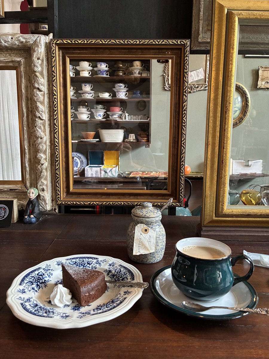 おやつを食べに来ました。
今日はチョコレートケーキです。