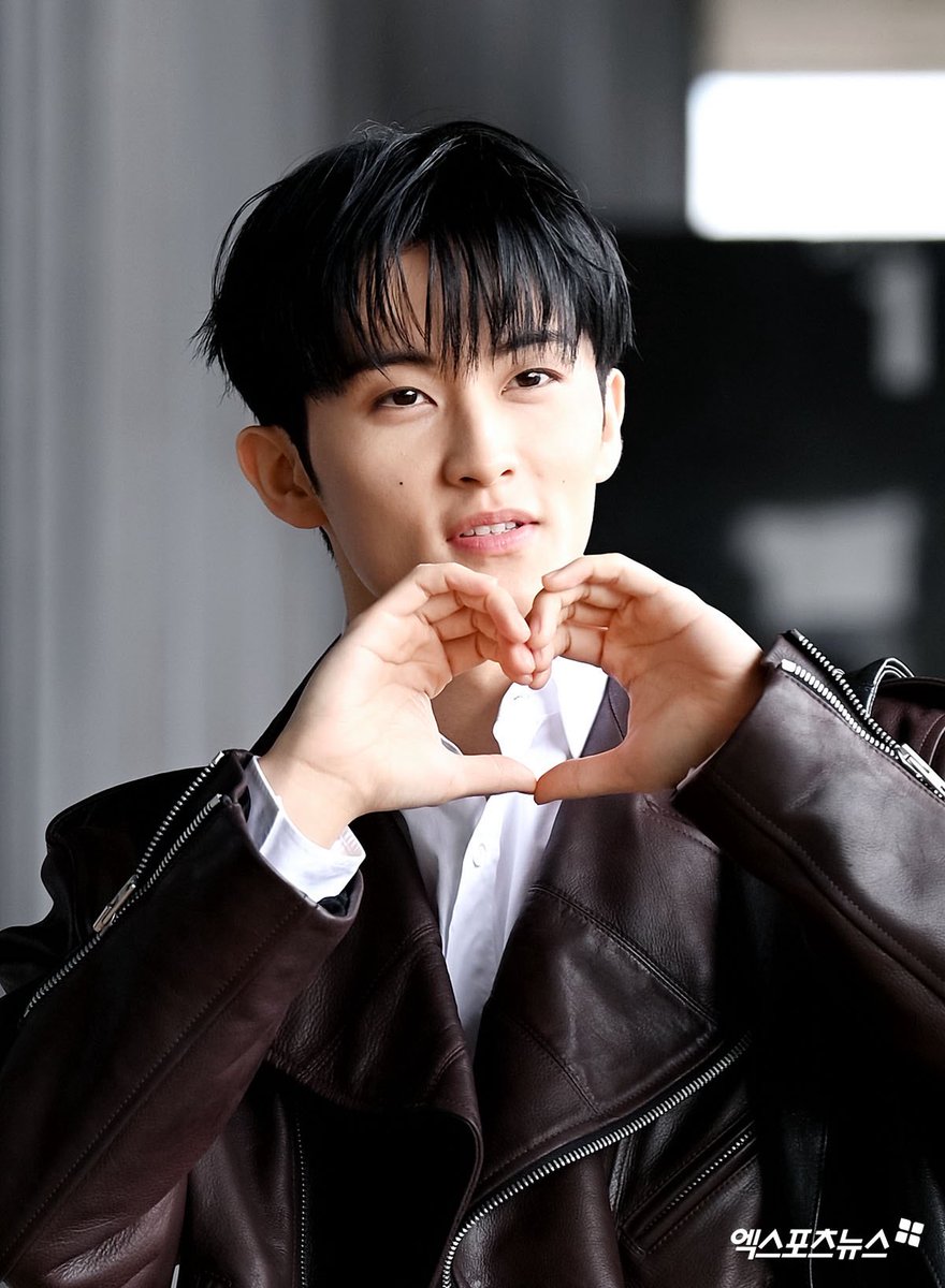 mlyn lee tweet media