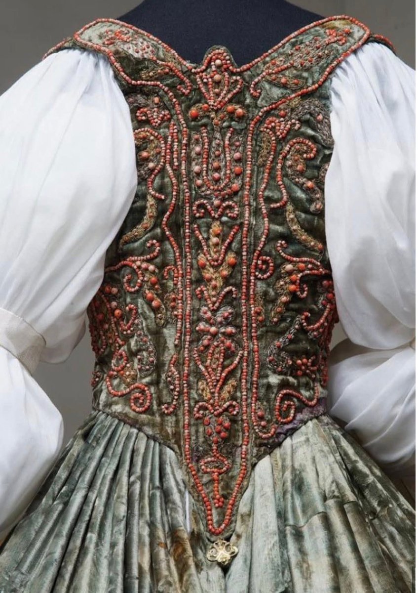 [Text to <a href="/BloodbornPrince/">𝕵𝐞𝐫𝐫𝐲 𝕯𝐚𝐧𝐝𝐫𝐢𝐝𝐠𝐞 .</a>]

📲look what we have found at the palace!
📲[Photos attached]
📲I remember you said you were from what is now Hungary, yes?
