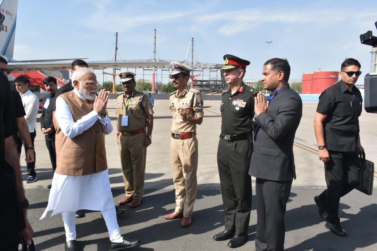 માનનીય વડાપ્રધાન શ્રી  <a href="/narendramodi/">Narendra Modi</a> ગુજરાતની મુલાકાતે પધાર્યા તે અવસરે અમદાવાદ એરપોર્ટ ખાતે રાજ્યપાલશ્રી, મુખ્યમંત્રીશ્રી સહિતના મહાનુભાવોની ઉપસ્થિતિમાં ઉષ્માભર્યું સ્વાગત કરવામાં આવ્યું.
#Gujarat #WelcomePM