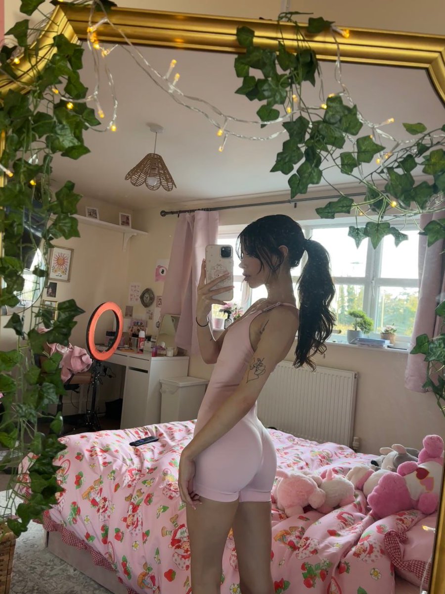 Anabelleus555's tweet photo. finally back in the gym 🌸 https://t.co/kP74KnVW9J