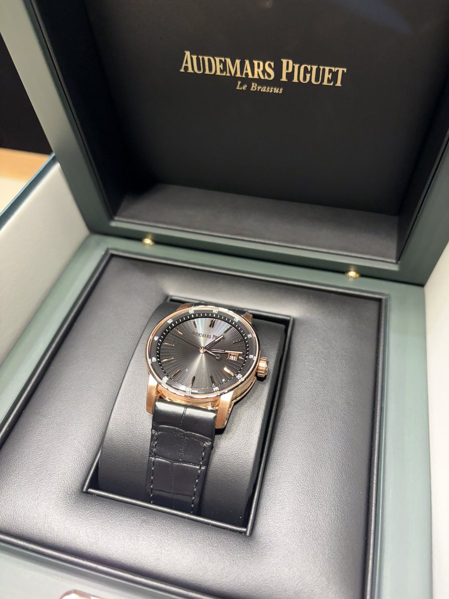fuwafuwa_omochi's tweet image. AUDEMARS PIGUET
３本目はこの子。

Ref. 77410OR.OO.A127CR.01
38mm
ピンクゴールド
ブラックエンボスダイヤル

銀座店では取扱１本目の入荷ほやほやだそうでした。本当は別のをリクエスト待ちでしたが…手馴染みも良いし38mmが思った以上に上品で買ってしまった。

#AUDEMARSPIGUET
#code1159