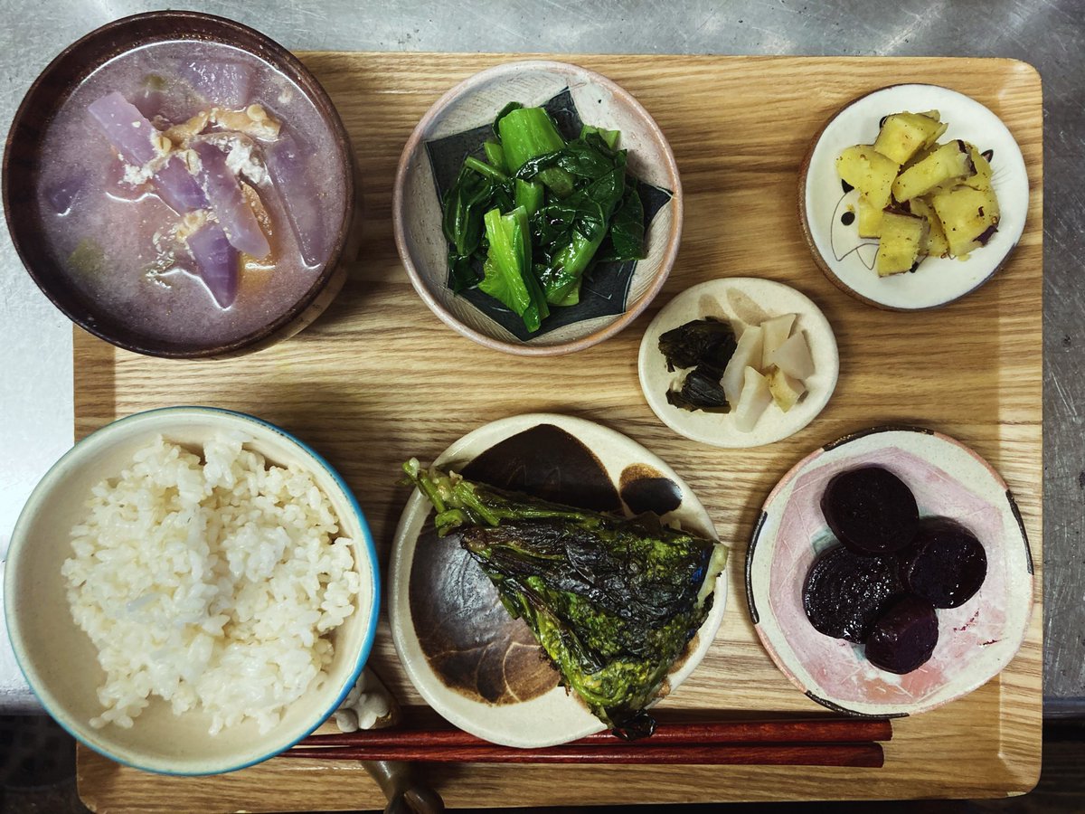 日替わり定食

3月28日のお野菜
菜の花のオムレツ
ビーツのレモンマリネ
さつまいものサラダ
小松菜のお浸し
すぐき漬け
紫大根とにんじんとおあげさんのみそ汁
7分付き玄米

この日は都丸アコーディオン教室の発表会でワタワタしました。申し訳ないです。何年やってても反省しかないですね。