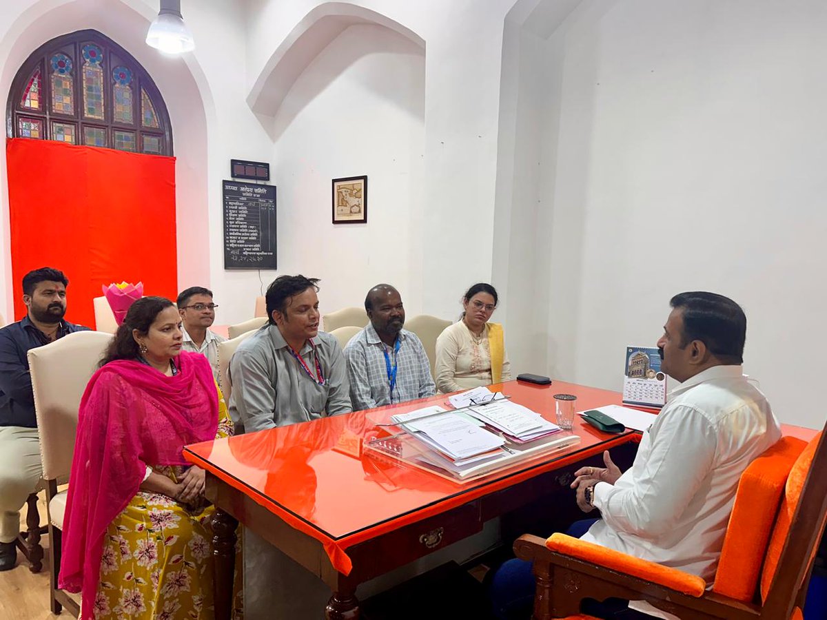 मुंबई महानगरपालिका आरोग्य समिती दालनात काही दिवसांपूर्वी समुदाय संघटक (CO), नागरी दारिद्र्य निर्मूलन कक्ष, नियोजन विभागातील ११३ कर्मचाऱ्यांनी भेट घेऊन गेल्या ४ महिन्यांपासून रखडलेल्या पगाराबाबत आपल्या व्यथा मांडल्या होत्या.
या विषयाची तात्काळ दखल घेत संबंधित विभागाकडे सातत्याने