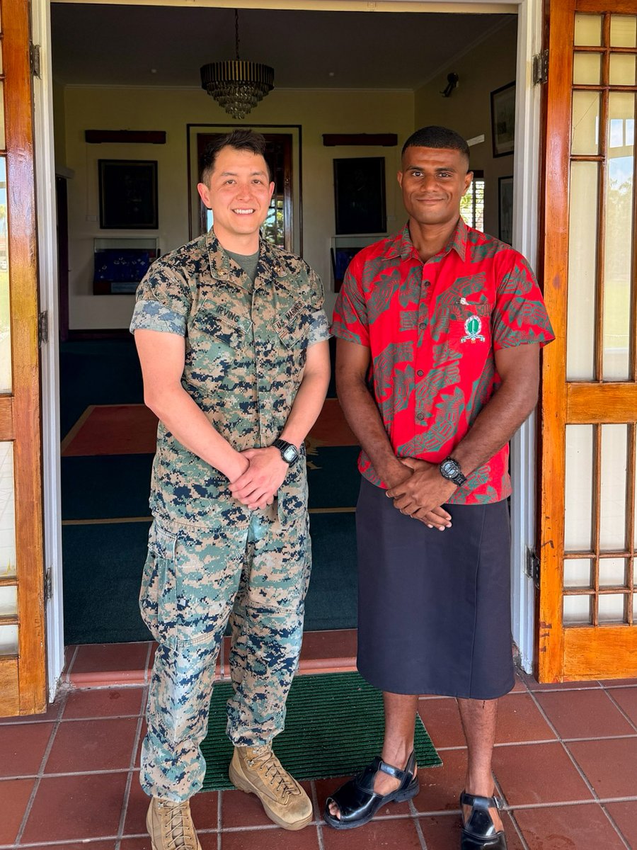🇫🇯✈️🇺🇸 Safe travels and all the best to <a href="/RFMF_Defence/">Republic of Fiji Military Forces</a>'s Second Lieutenant Akuila Vute who departs for the United States today for a six month U.S. Marine Corps Basic Officer Course in Quantico, Virginia. Last week U.S. Marine Reserve Attache Major Geoffrey Irving conducted a