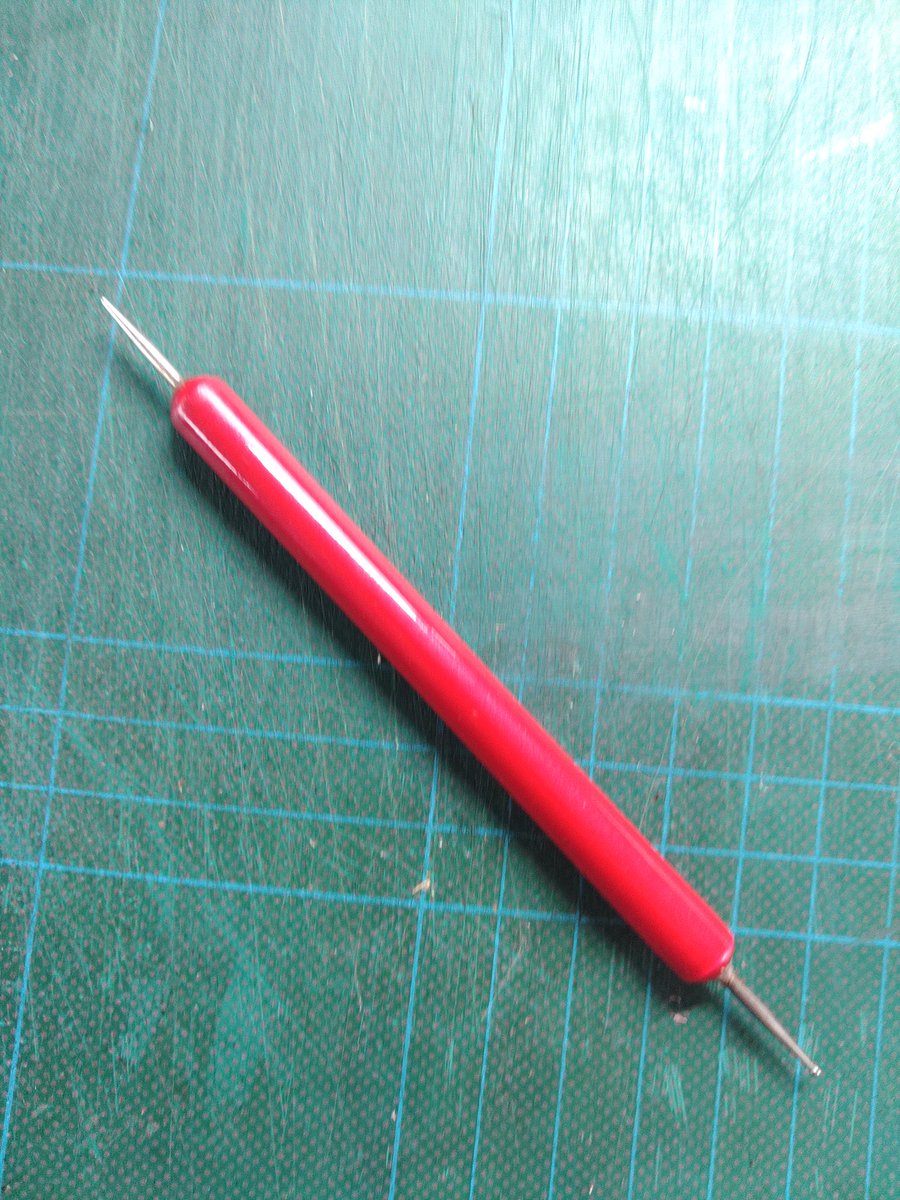 RichDesign2022's tweet photo. 鉄筆の先端の小さいポッチがいつの間にか無くなってた。磨耗なのか折損なのか(´-ω-`)
いちど道具の管理を見直そう。 https://t.co/7grX4J8R8R