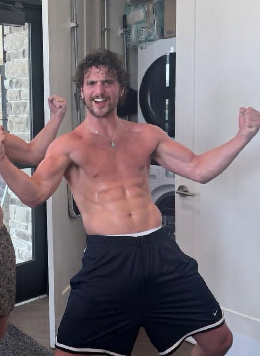 rosslynchslut21's tweet photo. need to lick Benson Boone's body https://t.co/piXbdUfOx0