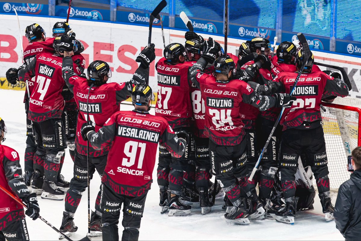 SPARTA JE V SEMIFINÁLE! 💙💛❤️ #ReportHokej Vstřebávám úžasné emoce a moc to přeju všem lidem v klubu. Od hráčů přes trenéry až po posledního zaměstnance. Tolik zápasů s hrozbou vyřazení. Tolik nervů. Zaslouží si to.

Žijeme v zemi, kde všichni všemu rozumí. Já ne. Nikdy jsem