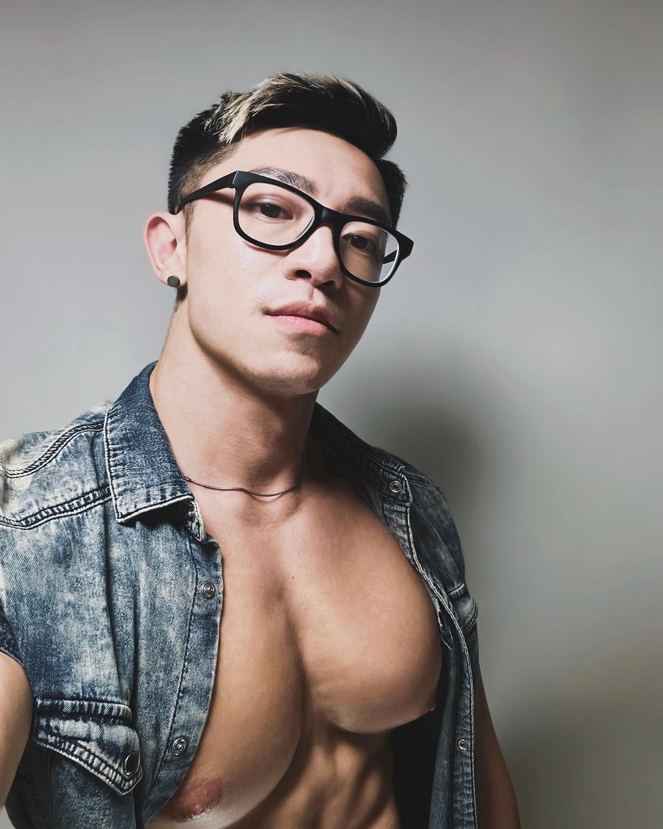 xexhpics's tweet photo. Be content with what you have.
#xexh #hot #chest #nipple https://t.co/fKdesgQLmS