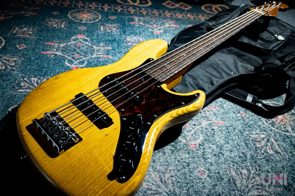 UnisoundY's tweet image. ／
4/7(火)22:15発売開始‼️
Fender Deluxe Jazz Bass V Kazuki Arai Edition LTD / 2021
＼

Fender Deluxe Jazz Bass 新井和輝シグネチャー初期限定生産モデル入荷！King Gnuのベーシスト。オリジナルシェイプのグリップと小ぶりなボディーを採用した5弦ベース。
digimart.net/cat03/shop5031…
#Fender