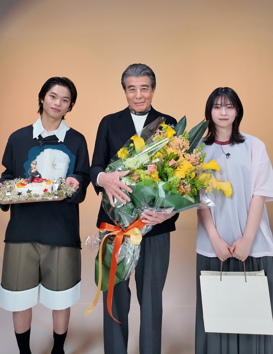 Toei_films's tweet photo. 3/31は #舘ひろし さんのお誕生日！
おめでとうございます!!

#西野七瀬 さん、#黒川想矢 さん
#映画免許返納 !? チームでバースデーサプライズ🎂

ケーキの舘さん、どこか見覚えが…👀

サプライズの様子は☟ https://t.co/oVSP4Tkfvu