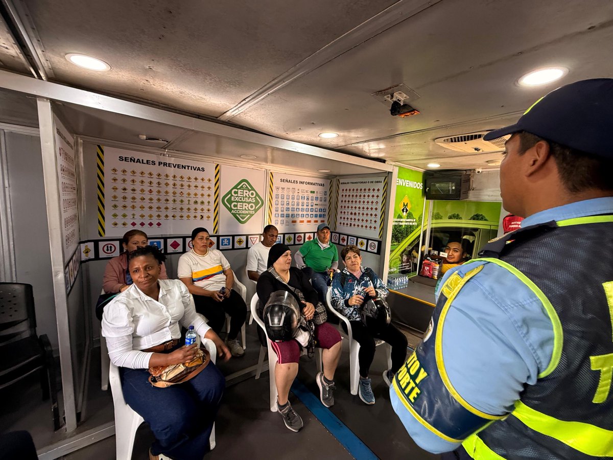 GobMeta's tweet photo. 🛣️Con el aula móvil de seguridad vial en el corredor de Restrepo, en esta Semana Santa recibimos a turistas y a nuestra comunidad con mensajes clave de prevención y cuidado en la vía. https://t.co/VNh1tbECqM