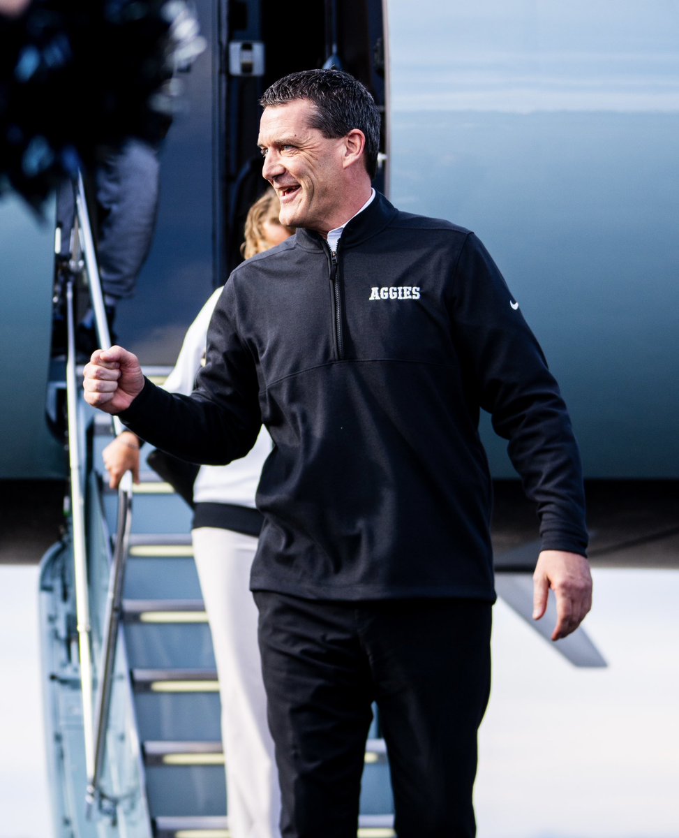 USUBasketball's tweet photo. Arriving in 𝓼𝓽𝔂𝓵𝓮 🤘 https://t.co/wvPD44YPPp