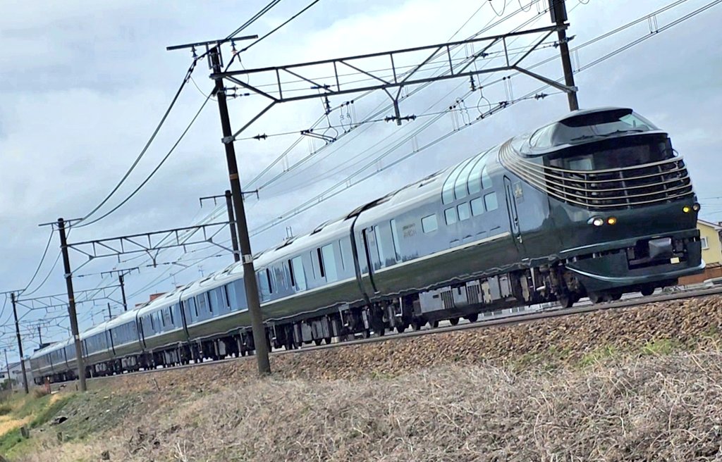 dr1WQrpMnRknly2's tweet photo. TWILIGHT EXPRESS 瑞風
びわ湖周遊・せとうちコース上り
ゆっくり琵琶湖線を走って行った。
#TWILIGHTEXPRESS
#TWILIGHTEXPRESS瑞風
#瑞風
#鉄道の旅 https://t.co/s1NZhsuQxY