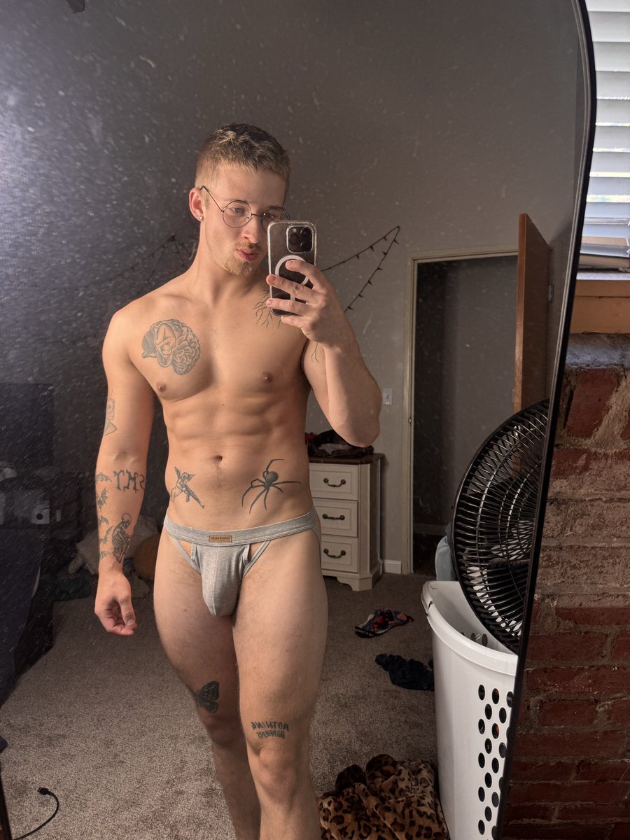 itboyz_z's tweet photo. simple nolan https://t.co/Yr2kG8X63z