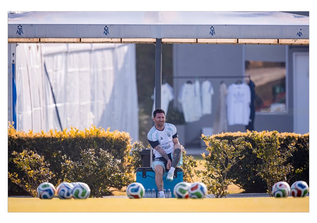 8 pelotas = 8 balones de oro

5 camisetas en el fondo = 5 mundiales jugados

Justo arriba de Messi aparece el logo de la AFA 4 veces.... 👀⭐️⭐️⭐️⭐️

Anulo mufa 🤞🏼