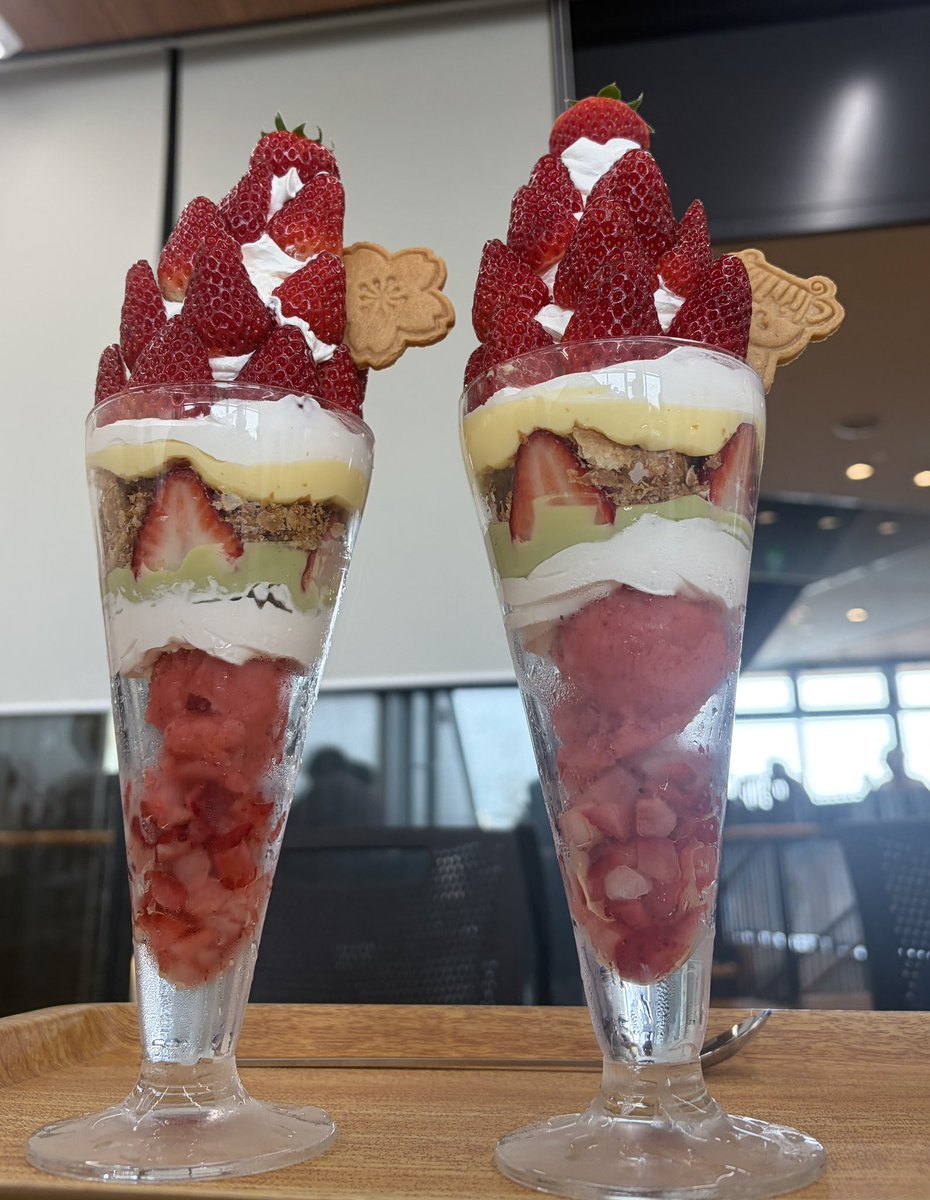 miole24's tweet photo. 奈良県産ブランドいちご🍓古都華をふんだんに使った
「贅沢いちごパフェ極」🍓
美味しすぎです💗
平群町のパフェより美味しいと思うのは、私だけかな❓ https://t.co/SGnfKOQf8S