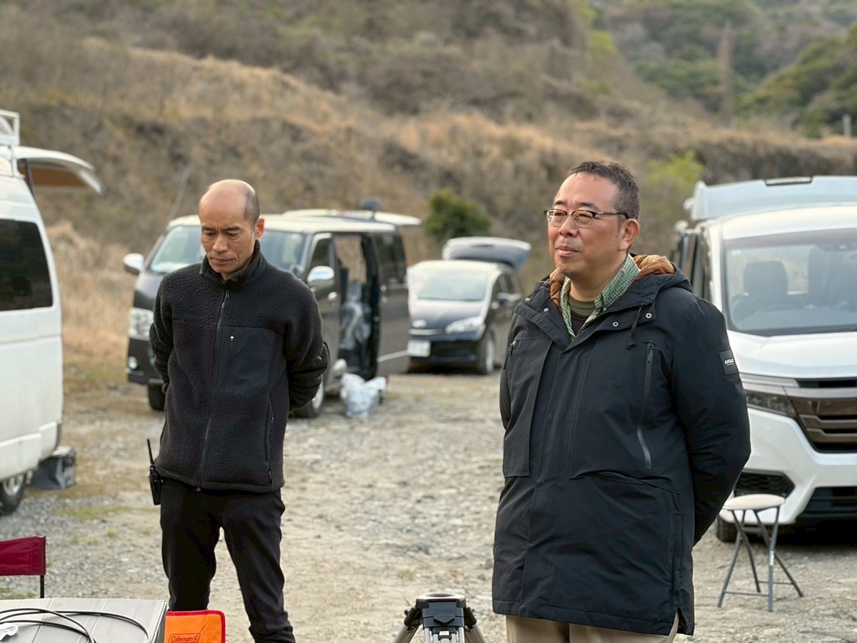 映画『夢ん中』
昨日、無事にクランクアップしました。
皆さんのご支援のおかげで潤滑に撮影を進めることが出来ましたこと、感謝いたします。
6日間という短い撮影期間でしたが濃密な現場でした。

写真は９年ぶりにご出演いただいた女優さんのクランクアップ時の言葉にグッときている吉岡と井土です。