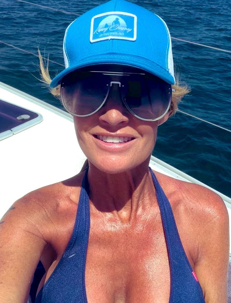 MsPowersXO's tweet photo. 48, mom of 3...still worth it https://t.co/F42X97vKpn