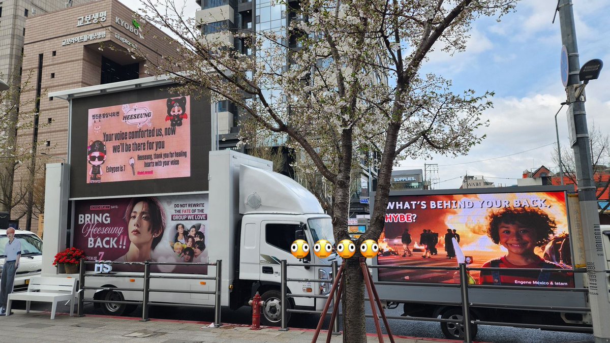 cutes_xholland's tweet photo. 🚨 Ya hay camiones y carteles a las afueras del edificio

Esta lucha no para engene, cuando el corazon desea algo con fuerza y lucha por ello se vuelve realidad, no aflojemos 

#FOREVER_WITH_7ENHA  
#BELIFT_Do_Better https://t.co/rt5SPacutm