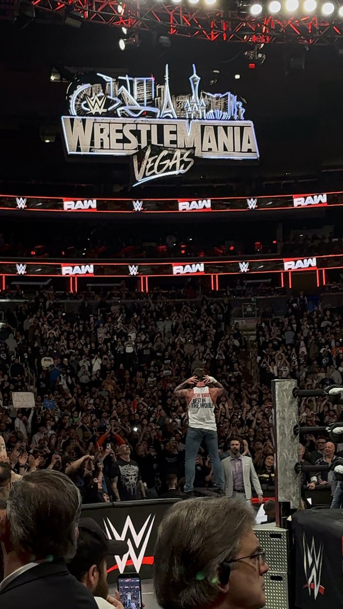 cmslurp2's tweet photo. FYM BITW #WWERAW https://t.co/E5D0kutoRS