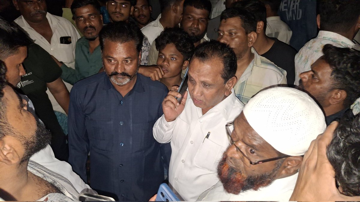 pjnewsofficial's tweet photo. 🚨#kondapurnews
 
కొండాపూర్ మార్తాండ్ నగర్‌లో ట్రాన్స్‌ఫార్మర్ షార్ట్ సర్క్యూట్‌తో భారీ అగ్నిప్రమాదం 🔥

వెంటనే స్పందించి సహాయక చర్యలను సమన్వయం చేసిన మాజీ కార్పొరేటర్ హమీద్ పటేల్ 👏

ప్రాణనష్టం లేకపోవడం ఊరటనిచ్చింది 🙏

#Kondapur #Hyderabad #FireAccident #ShortCircuit #HamidPatel #EmergencyResponse #FireSafety #TelanganaNews #BreakingNews #LocalNews