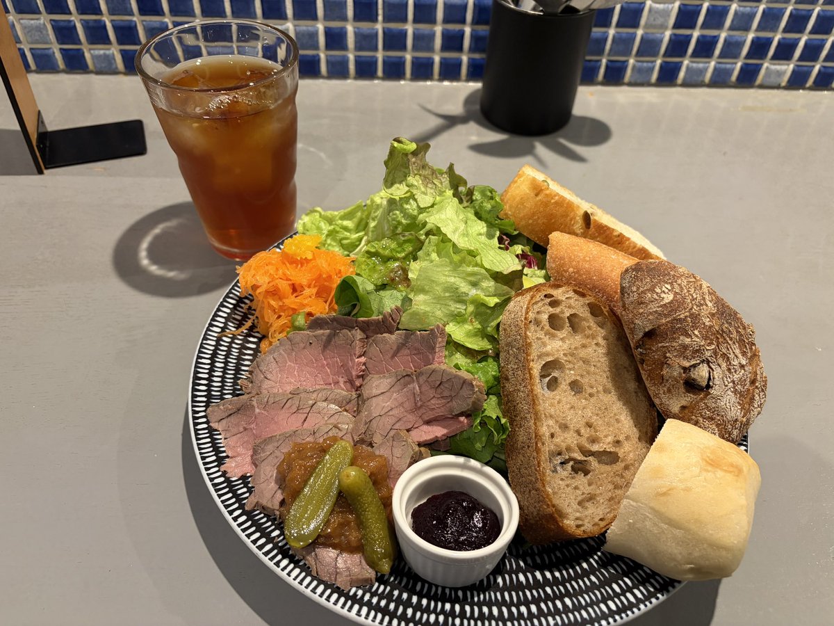 近所のフレンチ系ベーカリーカフェで、フランス人のお客さんが抹茶ラテを求め、ないと分かるとフレンチトーストを頼んでいました。