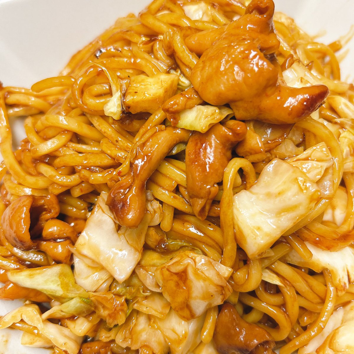 味付豚ホルモンとソース無しの焼きそば（太麺）を合体させたわよ〜