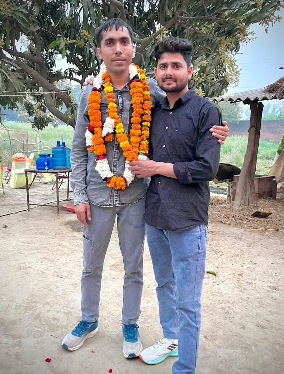 NainaforTruth's tweet photo. अभी कुछ दिन पहले UPSC का रिजल्ट आया था जिसमें अम्बेडकर नगर के रहने वाले गरीब परिवार से आने वाले विपिन देव यादव ने 316 रैंक हासिल कर प्रदेश का मान बढ़ाया था.

कल UPPCS में भी विपिन जी ने work officer पद पर चयनित होकर जिले और माता पिता का मान बढ़ाया है.

मुख्य बात यह है कि विपिन जी के पढ़ाए हुए 11 लड़के PCS परीक्षा में पास होकर नौकरी पा गए है.

सोचो एक गरीब परिवार का लड़का अपनी पढ़ाई के साथ साथ कितने गरीब परिवार का दिन बना दिया!!