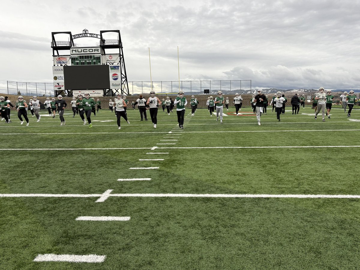 MonTechFootball's tweet image. ⚒Day 1 of Spring Ball!⚒
Great to be back at it! 
#FAMILY
#COUNTONME