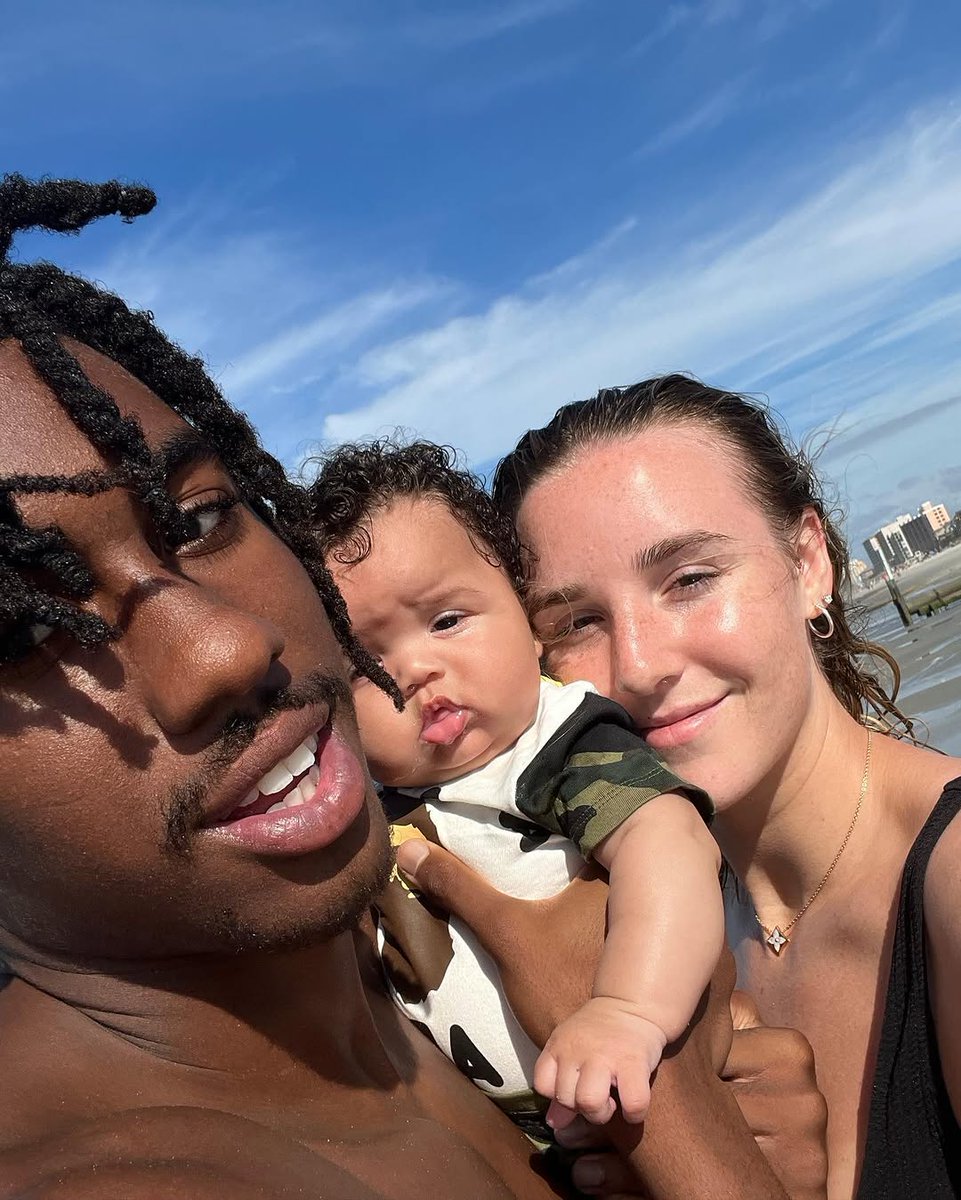 Jaden Ivey and his wife Caitlyn, with their son Isaiah. Even if he never plays in the NBA again, I already know what his next career move is gone be.

Swirl Gods >>>