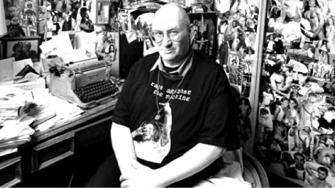 rainbowaisle's tweet image. 3/31は、ジョン-ヘンリ ダムスキ (Jon-Henri Damski)さんのお誕生日。アメリカのエッセイスト、詩人。LGBTQ press誌を創刊、自身も20年間にわたり、オープンリーゲイのコラムニストとして毎週寄稿。Windy City Times誌でも活躍、“Dead/Queer/Proud”などの著書が。1997年没。chicagolgbthalloffame.org/damski-jon-hen…