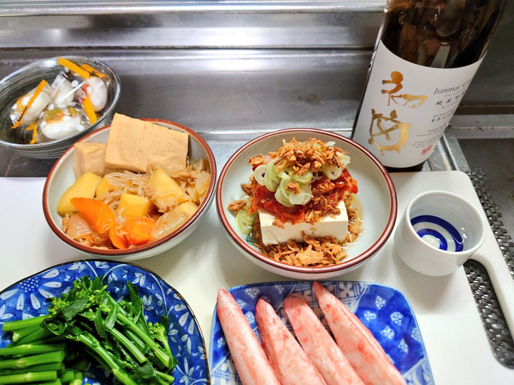 昨日の晩ごはん
はなっこりーのおひたし
カニカマ
キムチとフライドオニオン奴
肉じゃがのお肉をツナ缶で、ツナじゃが（高野豆腐入り🙌）
チーカマ

お酒は初亀🍶

今日のお弁当は、ツナじゃが🍱

#晩ごはん
#おつまみ
#お弁当
#おうちごはん
#おうち居酒屋