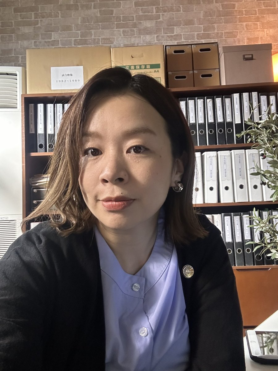 1anzukko's tweet photo. 【出演情報】
#ストーブリーグ　第4話に出演しております！敏腕弁護士です👩
瑠東監督の現場はいつもあたたかい😭
ーーーー
2019年に韓国で社会現象を巻き起こしたドラマが日本版として登場✨
亀梨和也さん演じる野球未経験のGMが
万年最下位のプロ野球チーム「ドリームズ」の再建に挑む⚾️ https://t.co/sgloOokPE8