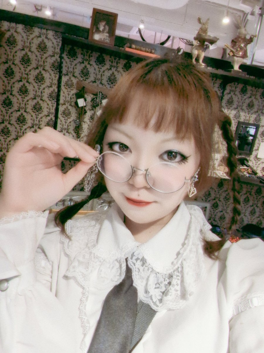 本日〜！3月最終日！
ミホのブラウスを使ってY2Kなロリータパンク風コーデを組んでみたよん。
今あるブラウスだとベナとかでできると思う！
スカートと靴はjouetie。
メイクも平成寄せです。