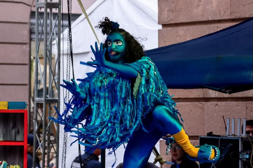 EventoSanLuis's tweet photo. En la Plaza de Armas vivimos una tarde llena de emoción, imaginación y sonrisas con la puesta en escena “Teo y el Monstruo”, que encantó a niñas, niños y familias enteras como parte del Festival San Luis en Primavera. 🌸
#FestivalSanLuisEnPrimavera #SanLuisCapital https://t.co/ERV0IwAUOa