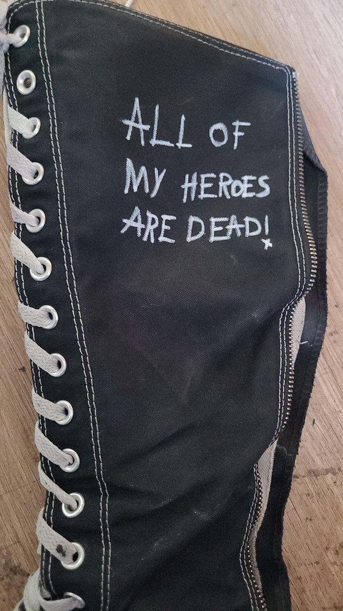 eepyfoxgirl tweet media