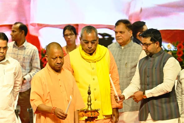 danishazadbjp's tweet image. #लखनऊ
लखनऊ में आयोजित कार्यक्रम में वंचित एवं कमजोर तबकों के कक्षा 9,10 एवं दशमोत्तर के छात्र-छात्राओं के खातों में छात्रवृत्ति/शुल्क प्रतिपूर्ति तथा राष्ट्रीय पारिवारिक लाभ योजना के तहत धनराशि का सफल अंतरण किया गया।
माननीय मुख्यमंत्री श्री @myogiadityanath जी।
#DBT #Scholarship