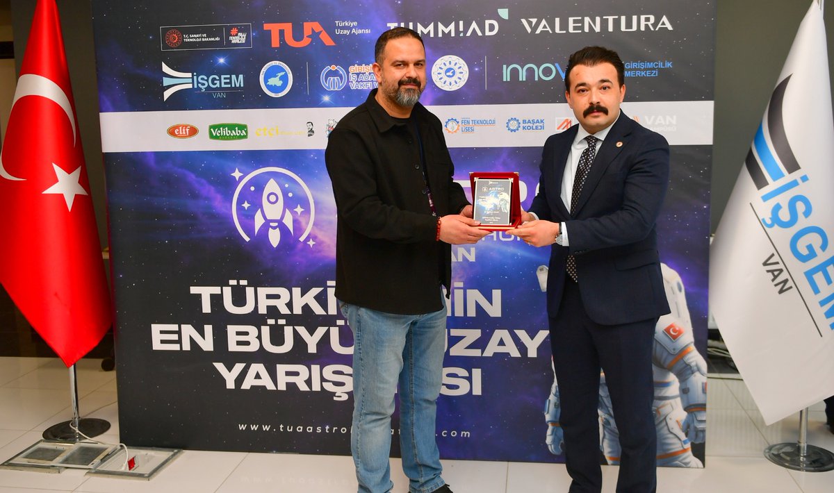 fojlaley's tweet photo. TUA Astro Hackathon’un kapanış töreninde, Van Vali Yardımcısı’ndan plaket almak benim için büyük bir gururdu.
Çok heyecanlı ve keyifli bir yarışma süreci geçirdik. 🚀 https://t.co/0C9oBErBzC