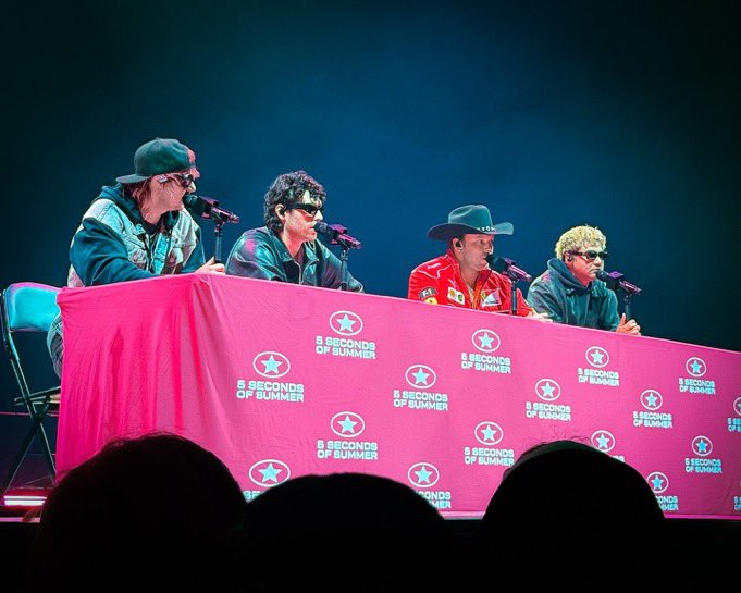 The5SOSYears's tweet photo. More incredible photos of EVERYONE'S A STAR! Tour in Belfast!⭐️
📸 via gracelizabetht on IG (1/2)
#EASBelfast #BelfastIsAStar #EveryonesAStarWorldTour #EASTour https://t.co/N1du5PnyTK