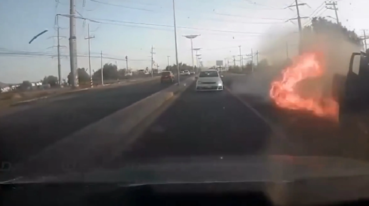 Diariodenarco's tweet photo. El Payín de La Mayiza bajo de un avión y lo esperaban con coche bomba, tras ser recogido por su acompañante saliendo del AIFA les exploto la camioneta en que iban

NOTA EN EL ENLACE: https://t.co/AG9G310QU6 https://t.co/BdEs7HMOQN