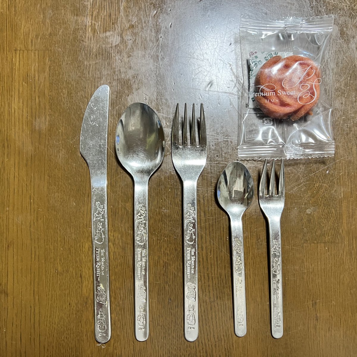 #ピーターラビット　カトラリーセット
先月の結婚式の引き出物カタログギフト
悩んで頼んで届きました！
Asahiのデザートナイフなどのセット
デザートナイフ？と思ったけれど、自分の手持ちのステーキナイフとサイズが一緒だったので、普通に使おうと思います😊